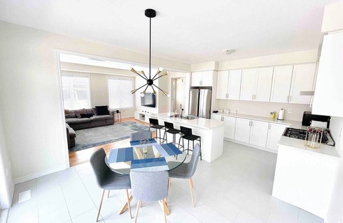Thorold House | Two Adjacent Modern Homes in West Niagara Sleep 16