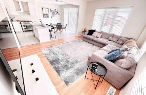 Thorold House | Two Adjacent Modern Homes in West Niagara Sleep 16