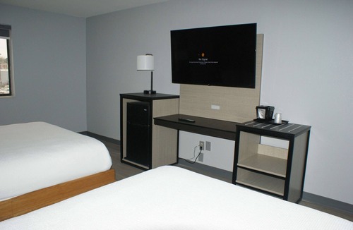 Van Buren Hotel | Two Affordable Rooms with Complimentary Breakfast | Pool Access