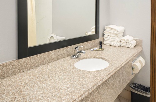 Van Buren Hotel | Two Affordable Rooms with Complimentary Breakfast | Pool Access
