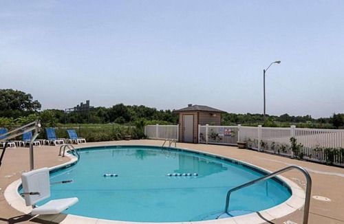 Van Buren Hotel | Two Affordable Rooms with Complimentary Breakfast | Pool Access