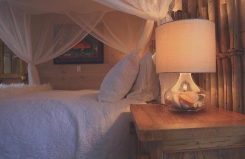 Bowentown Apartment | Two Bare Feet