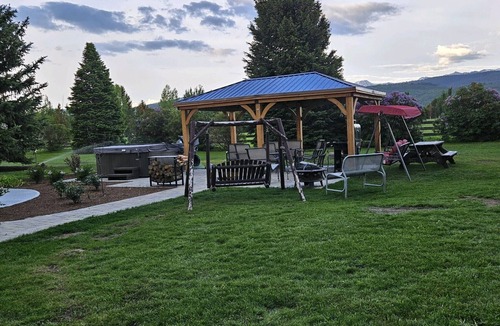 Victor House | Two beautiful homes accommodate 30 sleeping guests with mountain viewsnnnnnnn