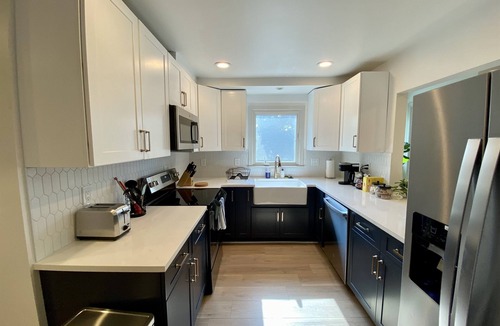 Cherrydale Apartment | Two bed Apt in Arlington l King Bed | Free parking