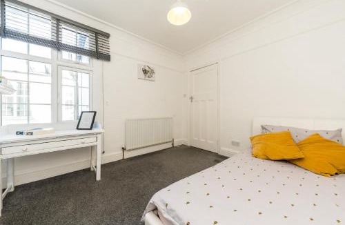 Richmond-upon-Thames Apartment | Two Bed High Street Flat