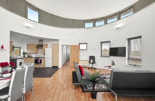 Burnt Oak Apartment | Two Bed London Apt with Balcony