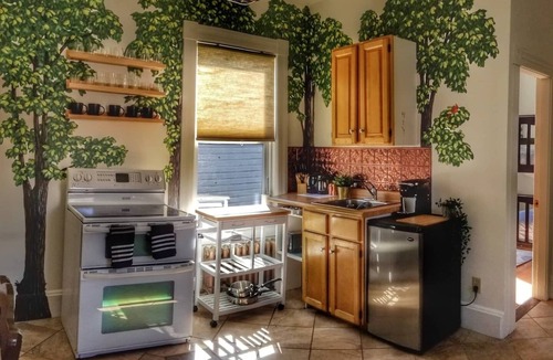 Liverpool Apartment | Two bedrms, living+dining, Kedgi Lodge nature themed suite