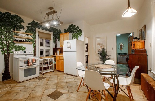 Liverpool Apartment | Two bedrms, living+dining, Kedgi Lodge nature themed suite
