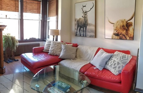 Liverpool Apartment | Two bedrms, living+dining, Kedgi Lodge nature themed suite
