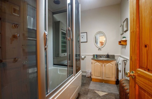 Liverpool Apartment | Two bedrms, living+dining, Kedgi Lodge nature themed suite