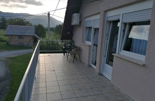 Catrnja Apartment | Two bedroom apartment with terrace Smoljanac (Plitvice) (A-14979-a)