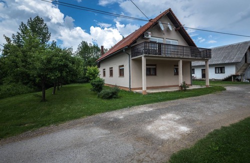 Catrnja Apartment | Two bedroom apartment with terrace Smoljanac (Plitvice) (A-14979-b)