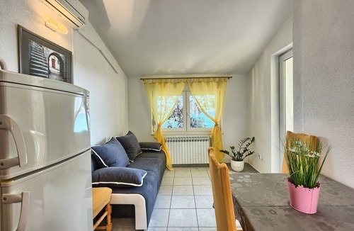 Kastel Stafilic Apartment | Two bedroom apartment near beach Kaštel Štafilić, Kaštela (A-21981-a)