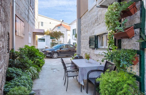 Kastel Stafilic Apartment | Two bedroom apartment with terrace Kaštel Štafilić, Kaštela (A-15110-a)
