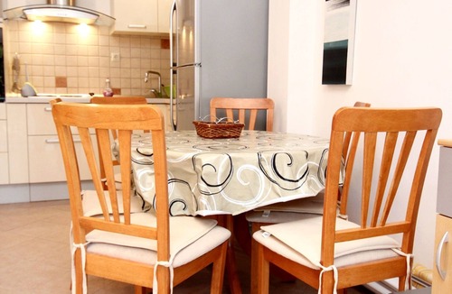 Okrug Gornji Apartment | Two bedroom apartment near beach Mavarštica, Čiovo (A-9432-b)