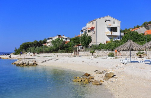 Seget Donji Apartment | Two bedroom apartment near beach Seget Donji, Trogir (A-19351-b)