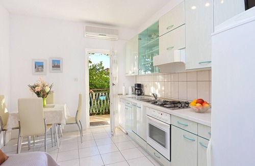 Seget Donji Apartment | Two bedroom apartment with terrace and sea view Seget Donji, Trogir (A-2029-a)