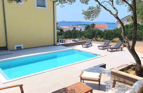 Drage Apartment | Two bedroom apartment with terrace and sea view Drage, Biograd (A-5904-e)