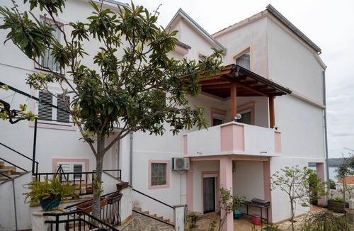 Posedarje Apartment | Two bedroom apartment with balcony and sea view Posedarje, Novigrad (A-21123-a)
