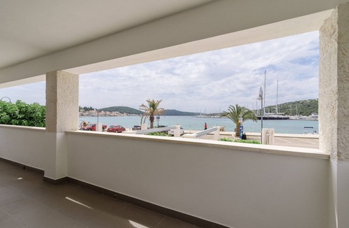 Rogoznica Apartment | Two bedroom apartment with terrace and sea view Rogoznica (A-11929-a)