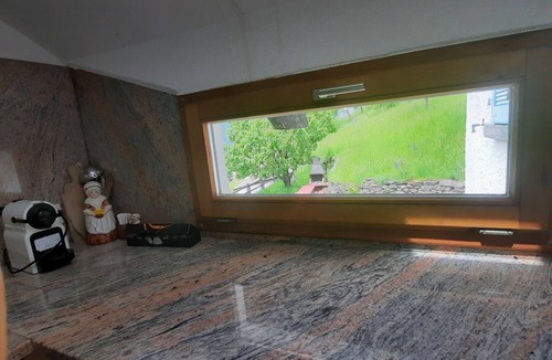 Anzonico Apartment | Two-bedroom apartment with mountain view and garden (SANTORINI)