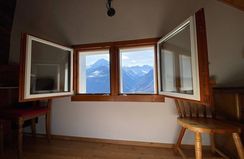 Anzonico Apartment | Two-bedroom apartment with mountain view and garden (SANTORINI)