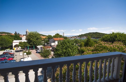 Kukljica Apartment | Two bedroom apartment with balcony and sea view Kukljica, Ugljan (A-8253-b)