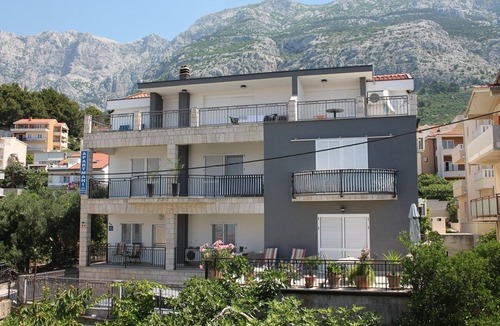 Gorinka Apartment | Two bedroom apartment with balcony and sea view Makarska (A-21911-e)