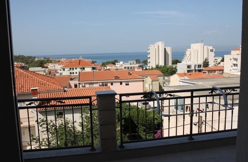 Gorinka Apartment | Two bedroom apartment with balcony and sea view Makarska (A-21911-e)