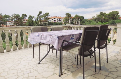 Malinska Apartment | Two bedroom apartment with balcony and sea view Malinska, Krk (A-19290-a)