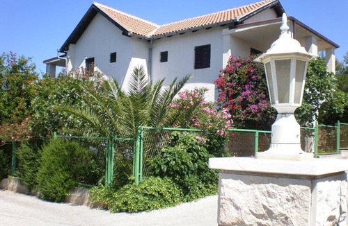 Cove Makarac (Milna) Apartment | Two bedroom apartment with terrace Milna, Brač (A-14961-b)