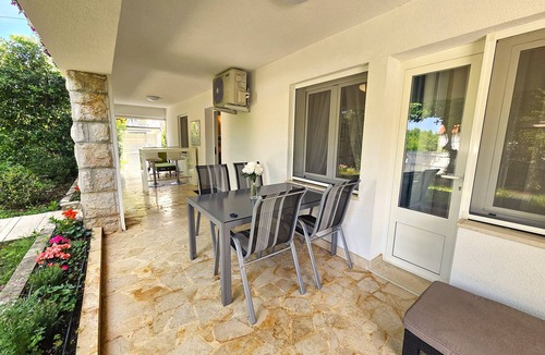 Njivice Apartment | Two bedroom apartment with terrace Njivice, Krk (A-20453-a)