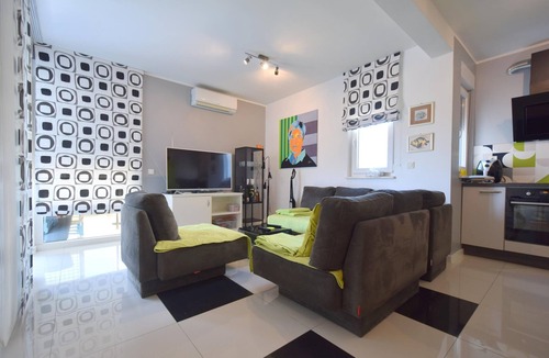 Njivice Apartment | Two bedroom apartment with terrace Njivice, Krk (A-21147-a)