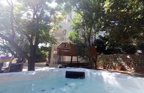 Vidalici Apartment | Two bedroom apartment with hot tub by the beach Vidalići, Pag (A-18936-b)