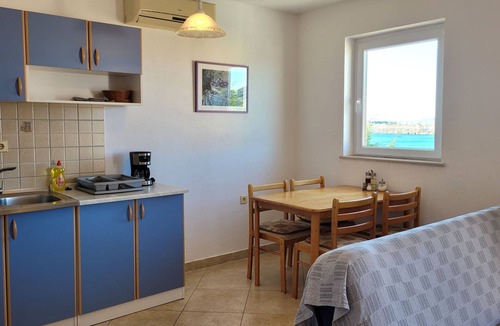 Omisalj Apartment | Two bedroom apartment with terrace and sea view Omišalj, Krk (A-19410-a)