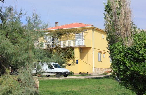 Dinjiska Apartment | Two bedroom apartment near beach Dinjiška, Pag (A-9386-a)