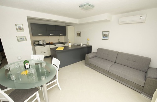 Promajna Apartment | Two bedroom apartment with terrace Promajna, Makarska (A-17160-b)