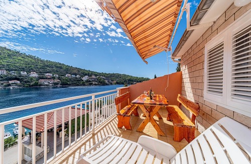 Brna Apartment | Two bedroom apartment with terrace and sea view Brna, Korčula (A-10057-b)
