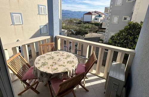 Mirce Apartment | Two bedroom apartment near beach Mirca, Brač (A-24865-a)