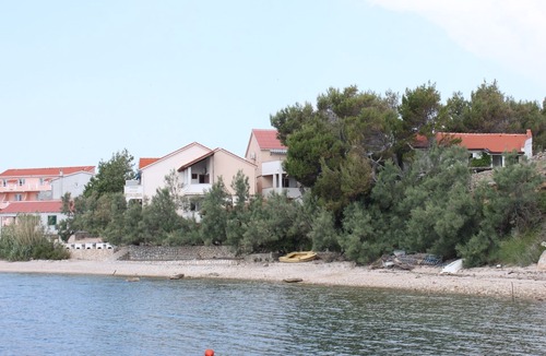 Kustici Apartment | Two bedroom apartment near beach Zubovići, Pag (A-6356-c)