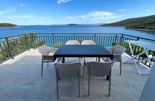 Maslinica Apartment | Two bedroom apartment near beach Maslinica, Šolta (A-774-b)