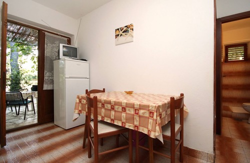 Vrbanj Apartment | Two bedroom apartment near beach Mudri Dolac (Hvar) (A-118-a)