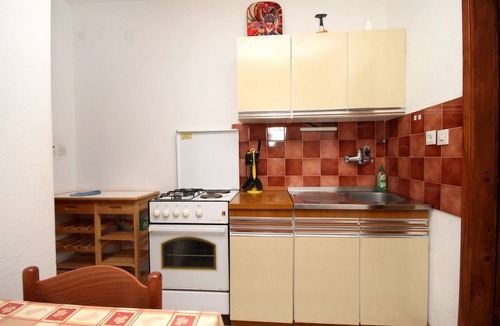Vrbanj Apartment | Two bedroom apartment near beach Mudri Dolac (Hvar) (A-118-a)