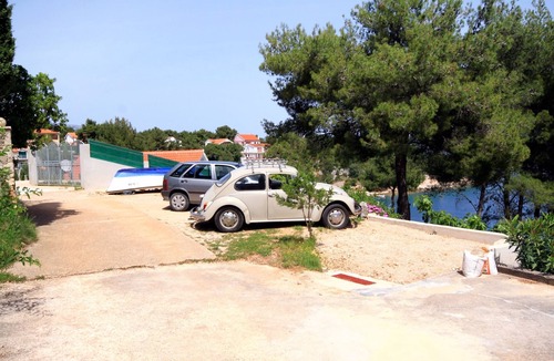 Vrbanj Apartment | Two bedroom apartment near beach Basina, Hvar (A-542-a)