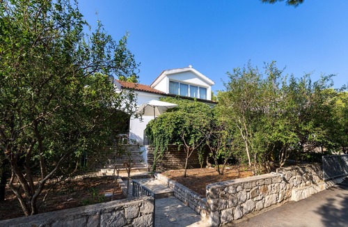 Vrbanj Apartment | Two bedroom apartment near beach Mudri Dolac (Hvar) (A-582-b)