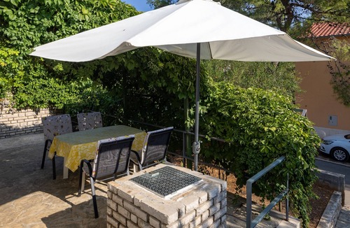 Vrbanj Apartment | Two bedroom apartment near beach Mudri Dolac (Hvar) (A-582-b)