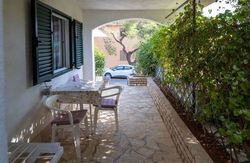 Vrbanj Apartment | Two bedroom apartment near beach Mudri Dolac (Hvar) (A-582-b)