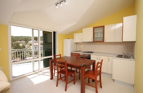 Vrbanj Apartment | Two bedroom apartment near beach Basina, Hvar (A-8754-a)
