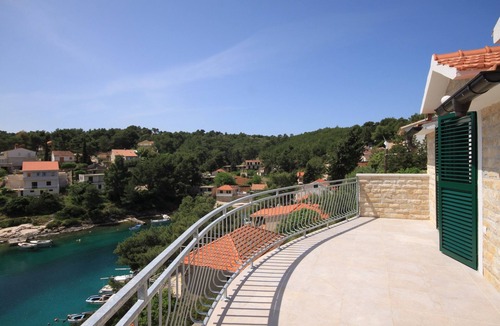 Vrbanj Apartment | Two bedroom apartment near beach Basina, Hvar (A-8754-a)