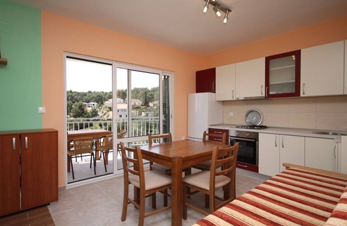 Vrbanj Apartment | Two bedroom apartment near beach Basina, Hvar (A-8754-b)